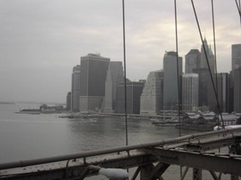 Buscan motores de avión que acuatizó en el río Hudson