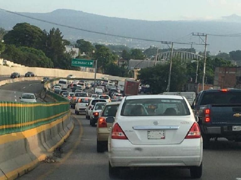 Bloquean transportistas accesos a Cuernavaca
