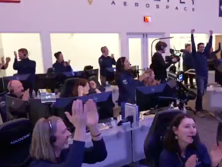 En el video se muestra el momento en el que Blue Ghost aterriza en la Luna y el equipo de Firefly Aerospace, empresa aeroespacial privada estadounidense, celebró el momento.