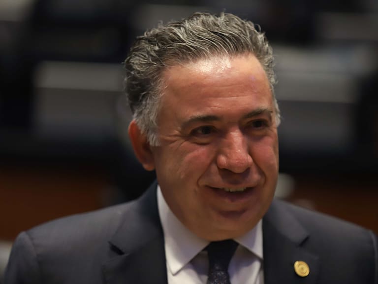 Enrique Inzunza rompe con Morena y asume como senador independiente
