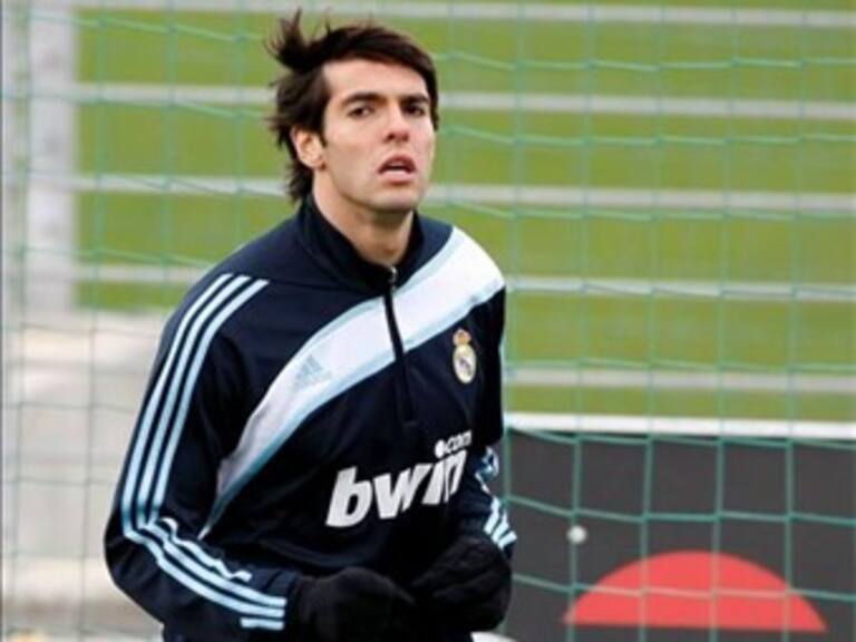Entrena Kaká en terreno de juego