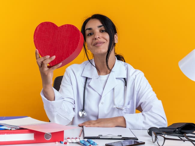 Cómo cuidar tu corazón desde los 20 hasta los 70 y más: claves médicas que sí funcionan