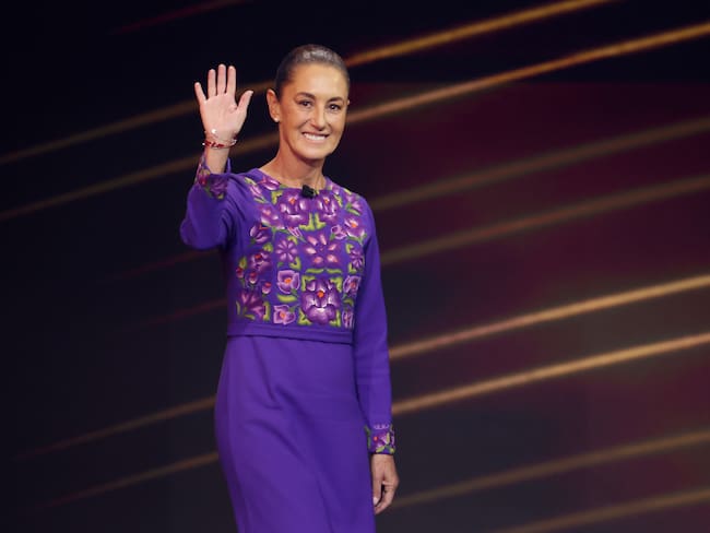 Mariachis reciben a Claudia Sheinbaum en reunión con migrantes en Washington, D.C.