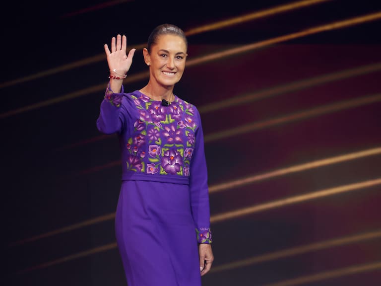 Claudia Sheinbaum, presidenta de México, sube al escenario durante el sorteo de la Copa Mundial 2026 en el Centro John F. Kennedy para las Artes Escénicas en Washington, D.C. (Foto de Héctor Vivas - FIFA/FIFA vía Getty Images)