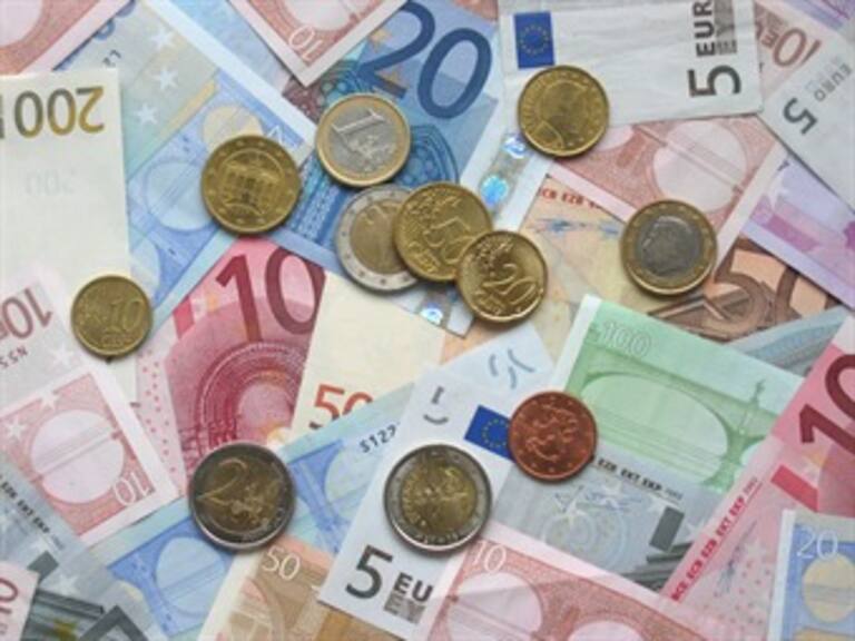 El euro sube levemente frente al dolar y el yen