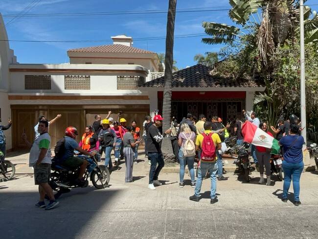 Extranjero corre a trabajador que comía en banqueta de Mazatlán y arman carnita asada afuera de su casa por racista | VIDEO