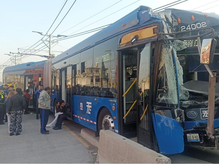 Por espacio de dos horas la ruta Santa Martha-Chalco del Trolebús se interrumpió por el accidente que dejó saldo de 20 lesionados.