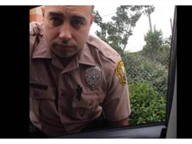 Mujer detiene a policía que iba a exceso de velocidad