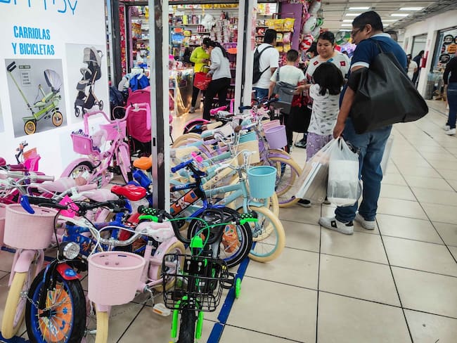 No generalicen… lo que vendemos es legal: Comerciante de Izazaga 89