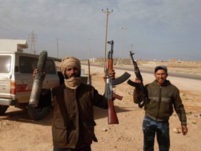 Inicia OTAN operación para asegurar embargo de armas a Libia