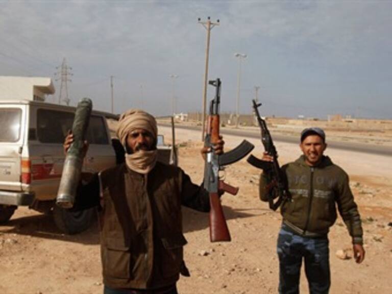 Inicia OTAN operación para asegurar embargo de armas a Libia