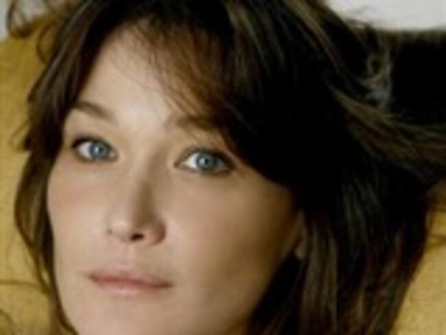 Demanda Carla Bruni a empresa por usar imagen de desnudo en un bolso