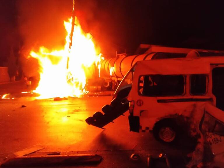 Pipa se incendia al chocar con combi en la López Portillo, Ecatepec | VIDEO