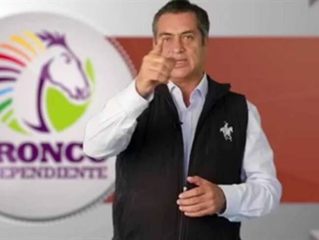 "El Bronco" regala monedas de plata acuñadas con su imagen