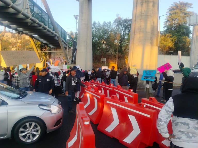 Cientos de viajeros en Semana Santa enfrentan el bloqueo por falta de agua en Xochimilco dejándolos varados en la carretera México-Cuernavaca HOY en ambos sentidos cerca de la caseta de Tlalpan.