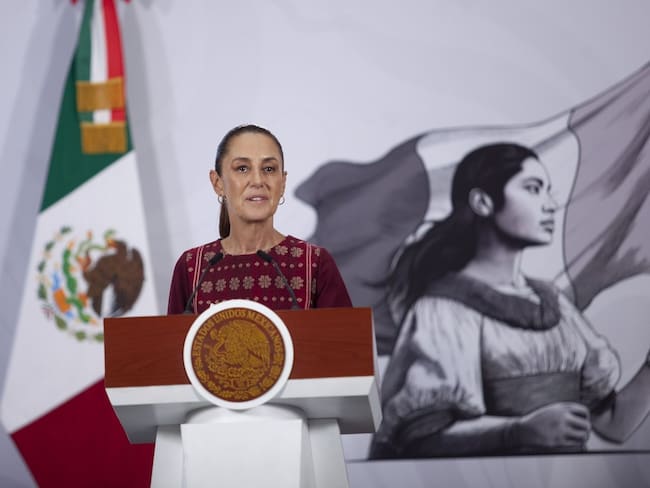 Sheinbaum y gasolineros acuerdan frenar alza en combustibles ante crisis energética