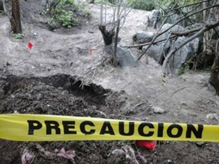Encuentran 6 fosas más con restos humanos en Iguala