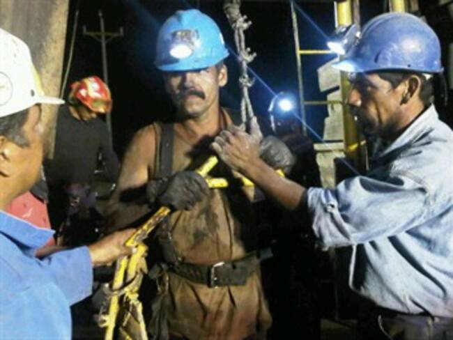 Realizan mineros marcha contra Gómez Urrutia en Coahuila
