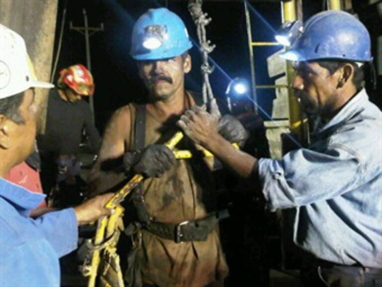 Realizan mineros marcha contra Gómez Urrutia en Coahuila