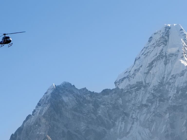 Los turistas mexicanos fallecieron en un trágico accidente de helicóptero sobrevolando el Everest en Nepal.