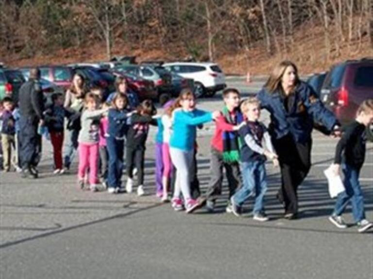 Reabren escuelas en Newtown tras matanza