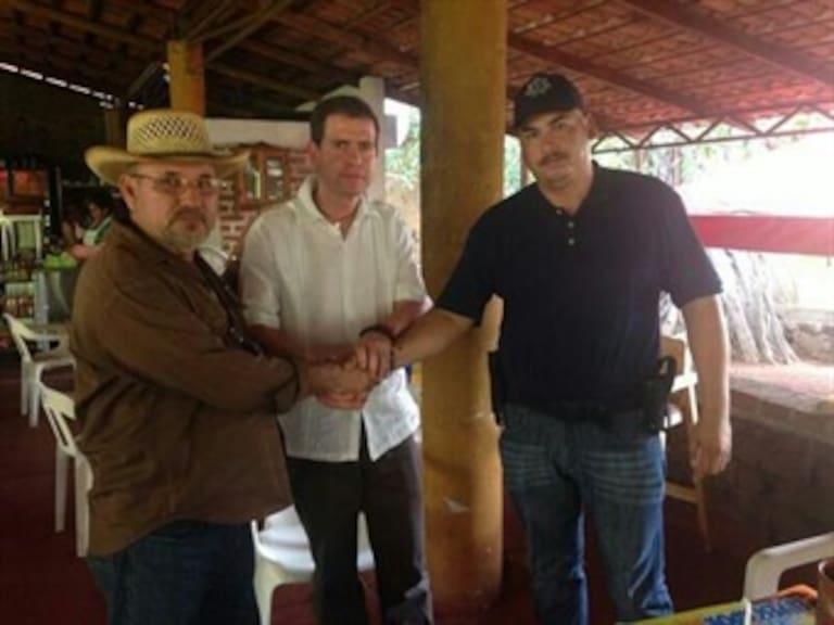 Muestra Castillo reconciliación entre líderes de autodefensas