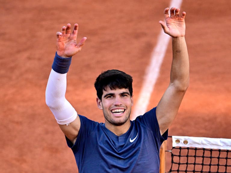 PARIS, FRANCE - JUNE 09: Carlos Alcaraz of Spain celebrates winning match point against Alexander Zverev of Germany during the Men&#039;s Singles Final match on Day 15 of the 2024 French Open at Roland Garros on June 09, 2024 in Paris, France. (Photo by Lionel Hahn/Getty Images)