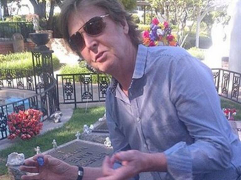 Visita Paul McCartney casa de Elvis Presley y deja un obsequio