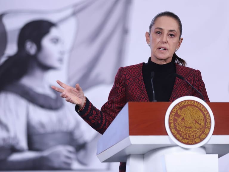 Sheinbaum anuncia debate nacional para regular IA y uso de celulares en escuelas