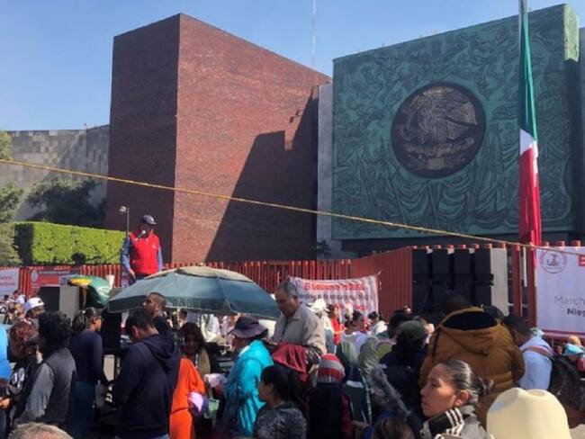 Bloquean campesinos Cámara de Diputados, exigen recursos