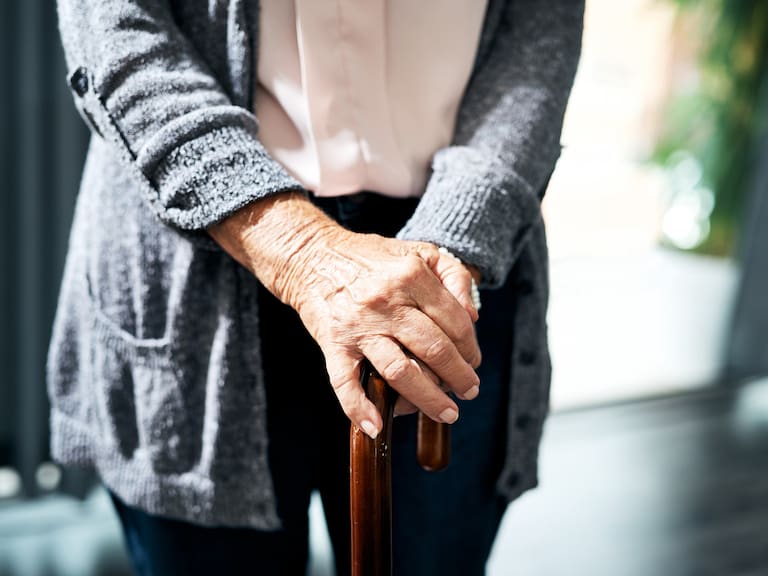 El adulto mayor de 83 años fue llevado al hospital del ISSSTE después de tener algunas molestias.