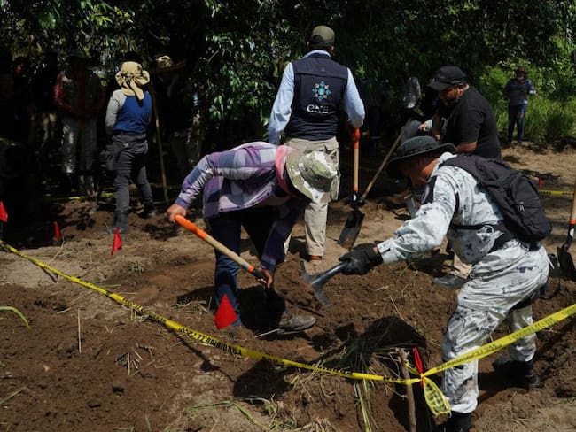 Localizan 11 cuerpos en una fosa clandestina en Michoacán