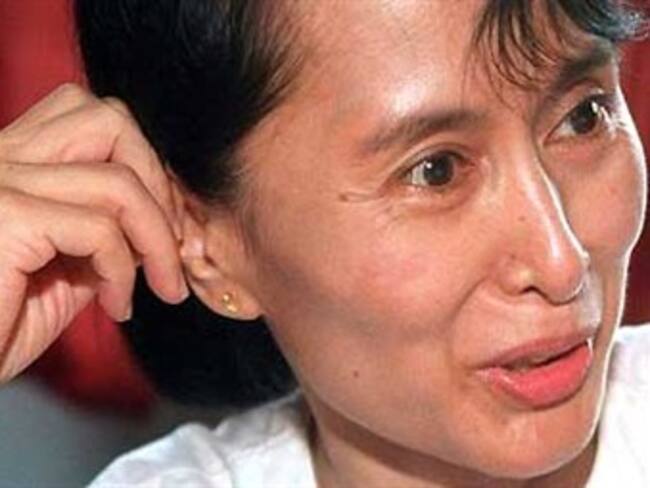 Aplazan juicio contra activista Suu Kyi en Mianmar