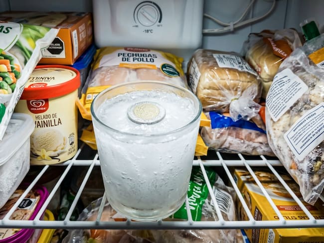 Meter un vaso con agua y una moneda en el congelador antes de salir de viaje: por qué se recomienda