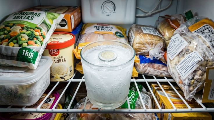 Meter un vaso con agua y una moneda en el congelador antes de salir de viaje: por qué se recomienda
