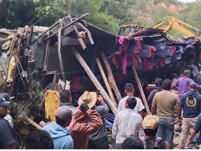 Volcadura de autobús deja 27 muertos y 20 heridos en Oaxaca
