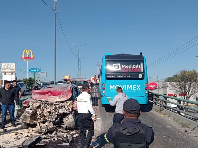 Muere mujer al chocar camioneta que circulaba en sentido contrario contra Mexibús