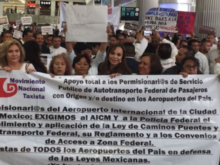 Taxistas del AICM protestan contra servicio de Uber y Cabify en la terminal aérea