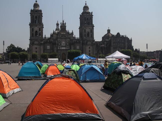 Plantón de la CNTE impide preparativos para marcha de Marea Rosa