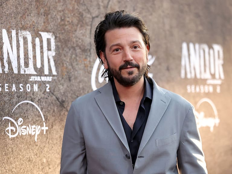 Andor, una ficción que permiten a los jóvenes replantear el futuro y entender los mecanismos de cambio social, señala Diego Luna.