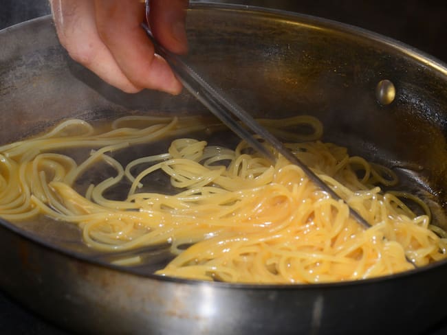 ¿Se debe agregar aceite al agua de la pasta? Chefs aclaran este error de la cocina