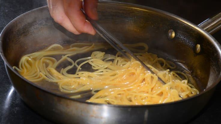 ¿Se debe agregar aceite al agua de la pasta? Chefs aclaran este error de la cocina