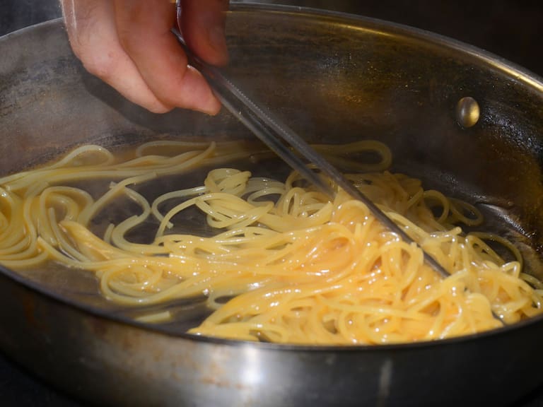 Chefs explican por qué no debes hacerlo y cuál es la forma correcta. Getty Images