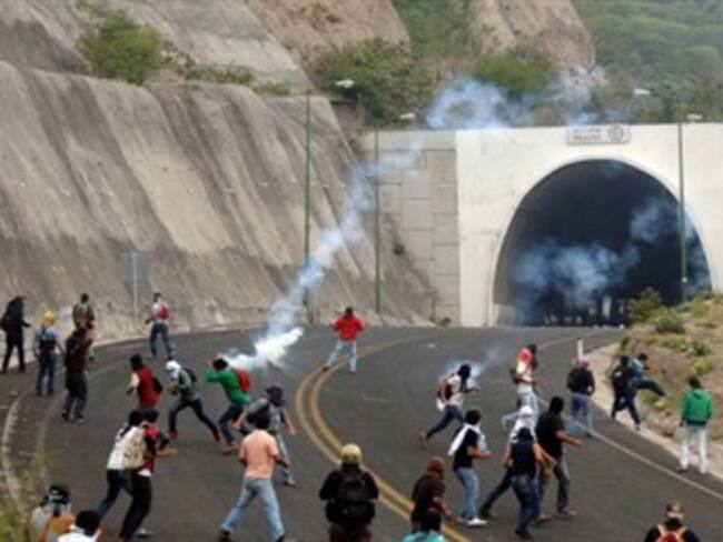 Normalistas de Ayotzinapa se enfrentan con policías en Chilpancingo