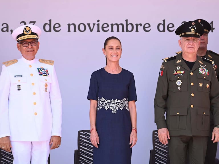 Claudia Sheinbaum, presidenta de México, encabezó la ceremonia por el 199 Aniversario de la Consolidación de la Independencia en el Mar. La acompañan: Raymundo Morales, secretario de Marina, y Ricardo Trevilla, secretario de la Defensa Nacional.FOTO: PRESIDENCIA/CUARTOSCURO.COM