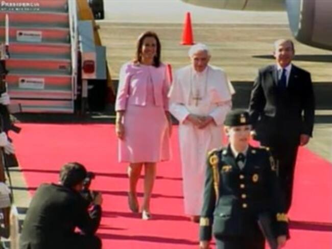 Da Calderón bienvenida al papa y afirma que México está de pie