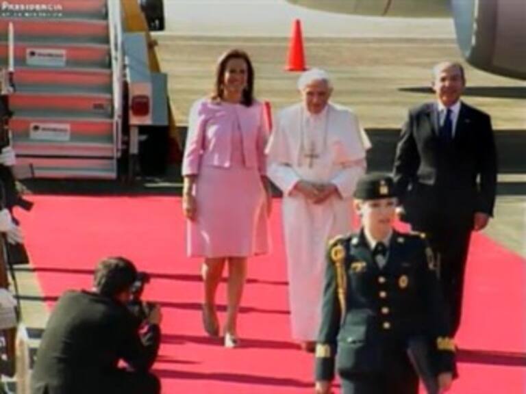Da Calderón bienvenida al papa y afirma que México está de pie