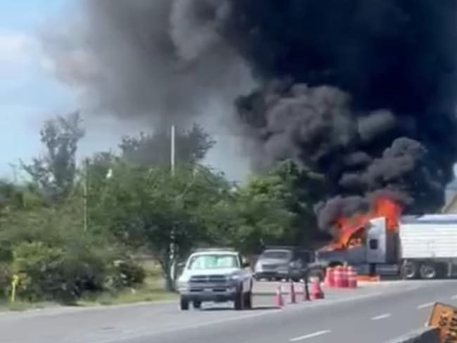 Balacera y bloqueos con camiones incendiados en Ocotlán, Jalisco