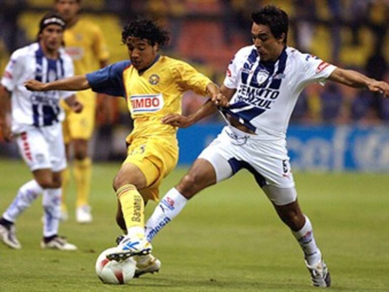 Pachuca exhibe al América y lo derrota 2-0
