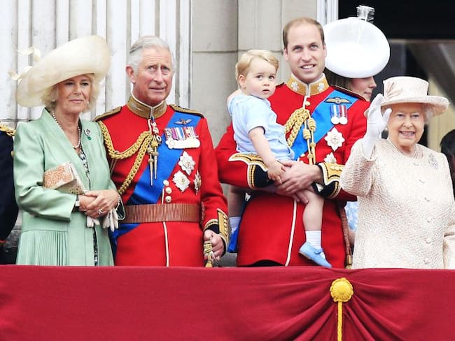 La Reina Isabel &quot;regaña&quot; al Príncipe William a media ceremonia